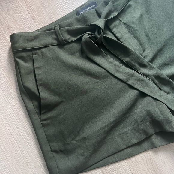 BANANA REPUBLIC, WOMEN'S SHORT OLIVE GREEN TIE/BELT FRONT Size 10 - Picture 3 of 7